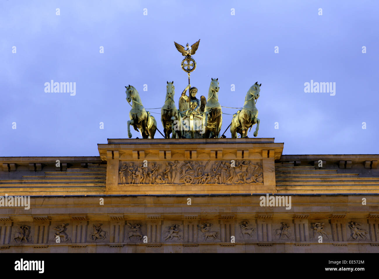 Deutschland, Berlin, Brandenburger Tor, Beleuchtung, Abend, Europa, Hauptstadt, Stadt, Torgebaeude, Tor, Torbau, Architektur, Ba Stock Photo