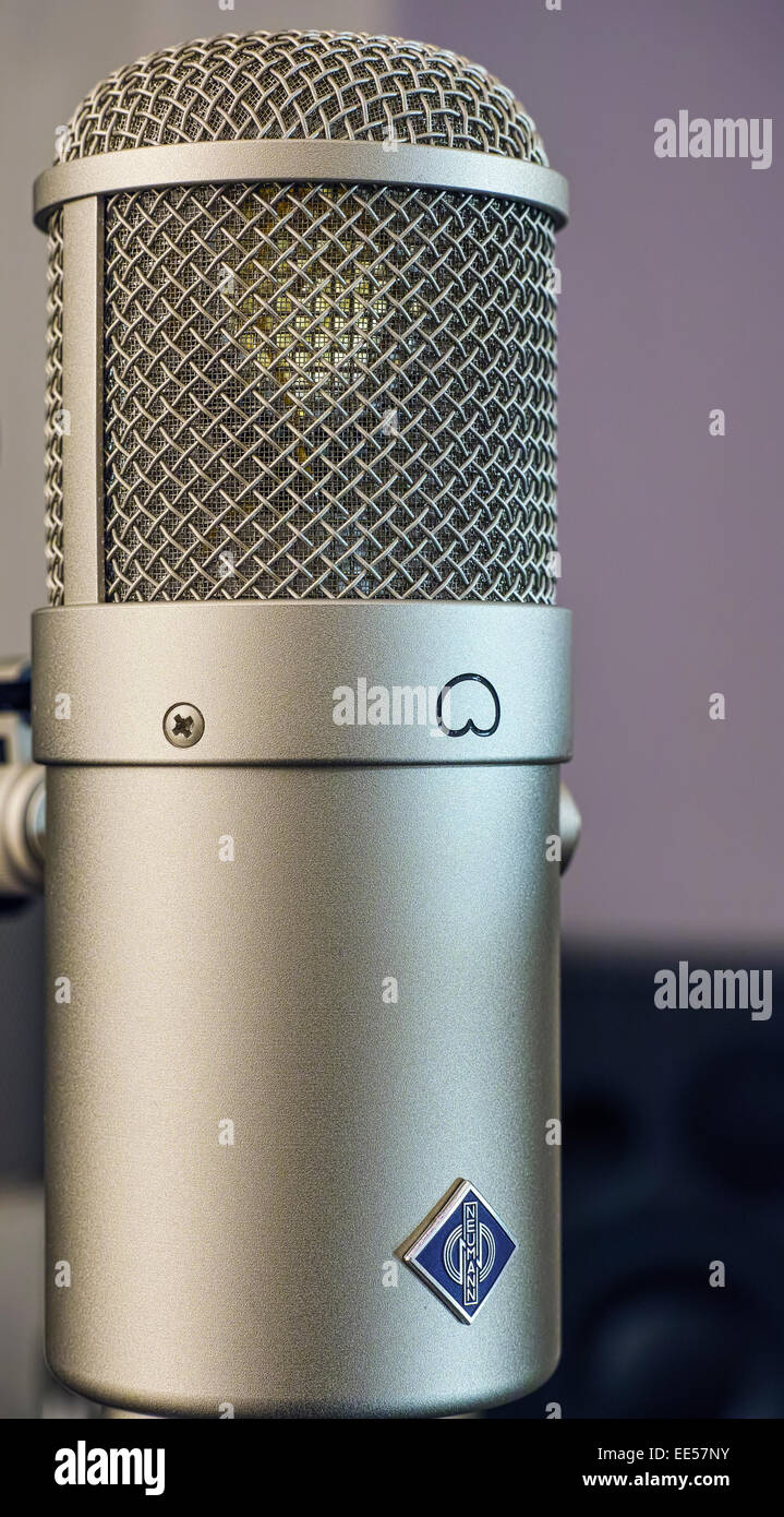 Large capsule studio microphone, Neumann U47fet "Collectors Edition".  Capsule visible behind the mesh basket Stock Photo - Alamy