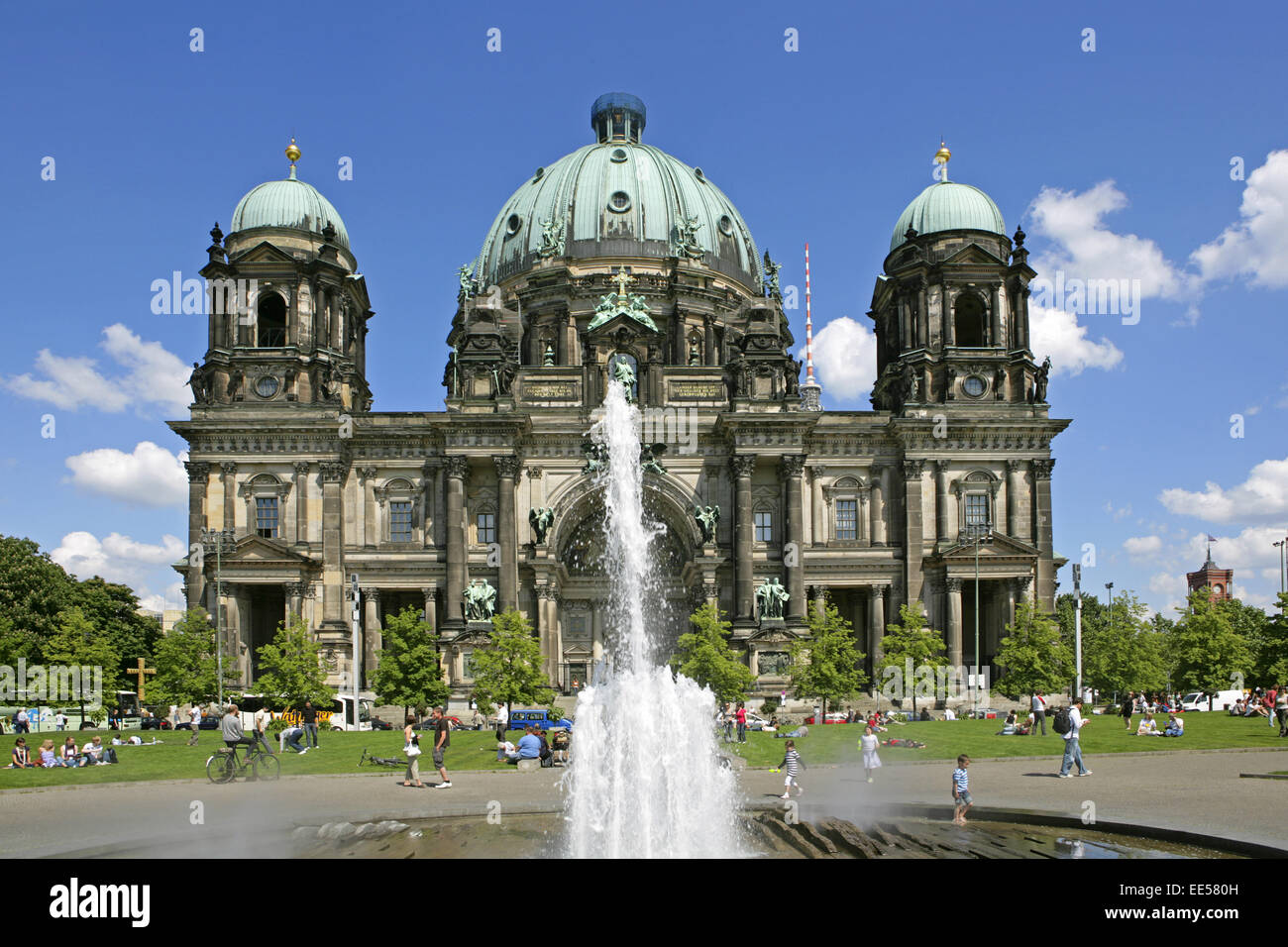 Deutschland, Berlin, Europa, Hauptstadt, Stadt, Sehenswuerdigkeit, Berliner Dom, Lustgarten, Springbrunnen, Touristen, Berlin-Mi Stock Photo