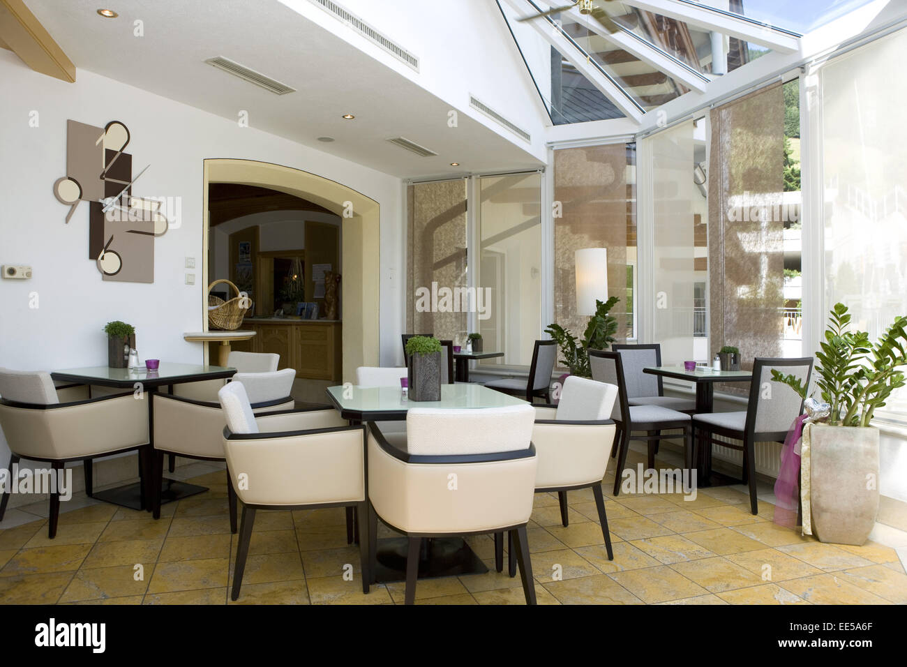 Bar, Bistro, Cafe, Wintergarten, Fenster, Innenaufnahme, Restaurant, Ruhetag, Stuehle, Tische, geschlossen, hell, leer, niemand Stock Photo