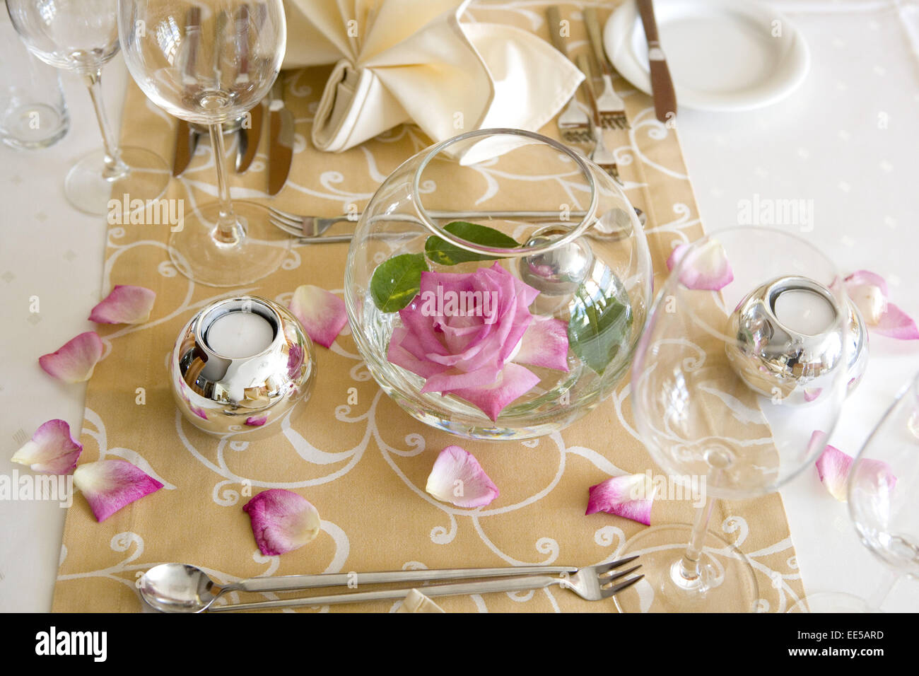 Tisch, gedeckt, festlich, Detail, Tischdeko, Tischdekoration, Rose,  Rosenblaetter, Glaeser, Weinglas, Wasserglas, Restaurant, Se Stock Photo -  Alamy