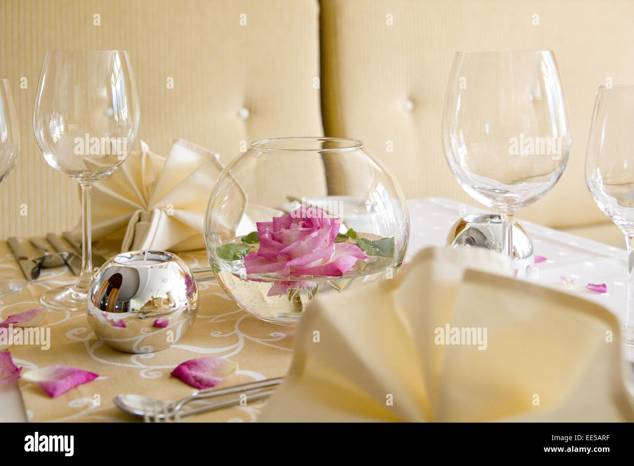 Tisch, gedeckt, festlich, Detail, Tischdeko, Tischdekoration, Rose, Rosenblaetter, Glaeser, Weinglas, Wasserglas, Restaurant, Se Stock Photo