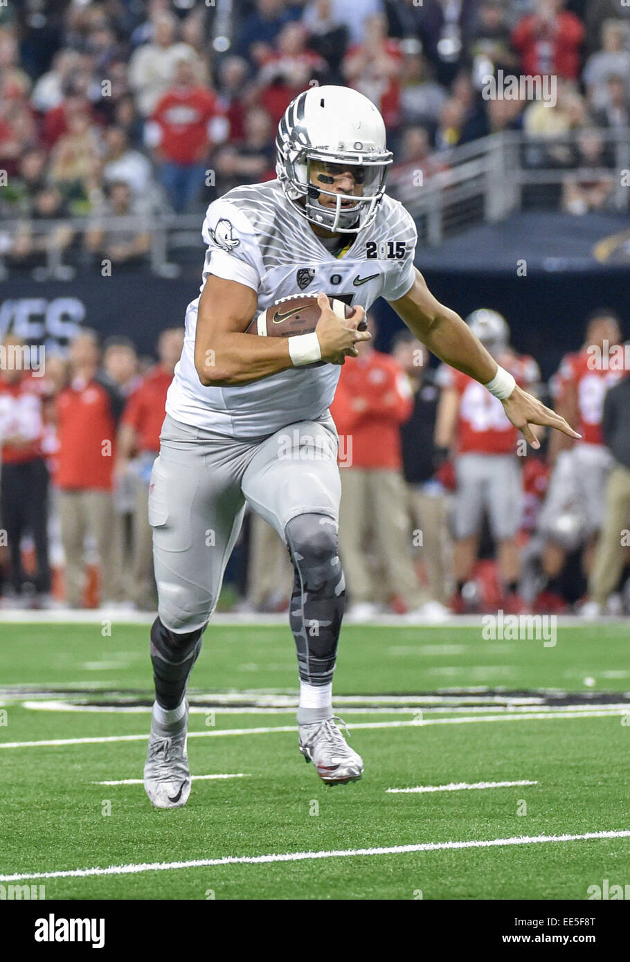 Oregon Ducks quarterback Marcus Mariota (8) carries the ball as he tries to get outside inside the 10-yard line.during the College Football Playoff National Championship game between Ohio State Buckeyes and Oregon Ducks January 12th 2015, at AT&T in Arlington, Texas.Ohio State wins 42-20. Stock Photo
