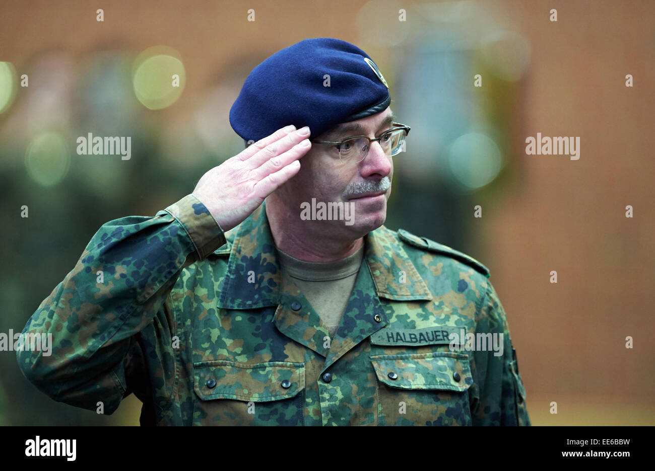 Muenster, Germany. 14th Jan, 2015. The German commander of the 1 (German/Netherlands) Corps, Lieutenant General Volker Halbauer, salutes during the handing over ceremony of the Nato Response Force (NRF) in Muenster, Germany, 14 January 2015. The 1 (German/Netherlands) Corps has taken over the NRF command from France as scheduled. PHOTO: BERND THISSEN/dpa/Alamy Live News Stock Photo