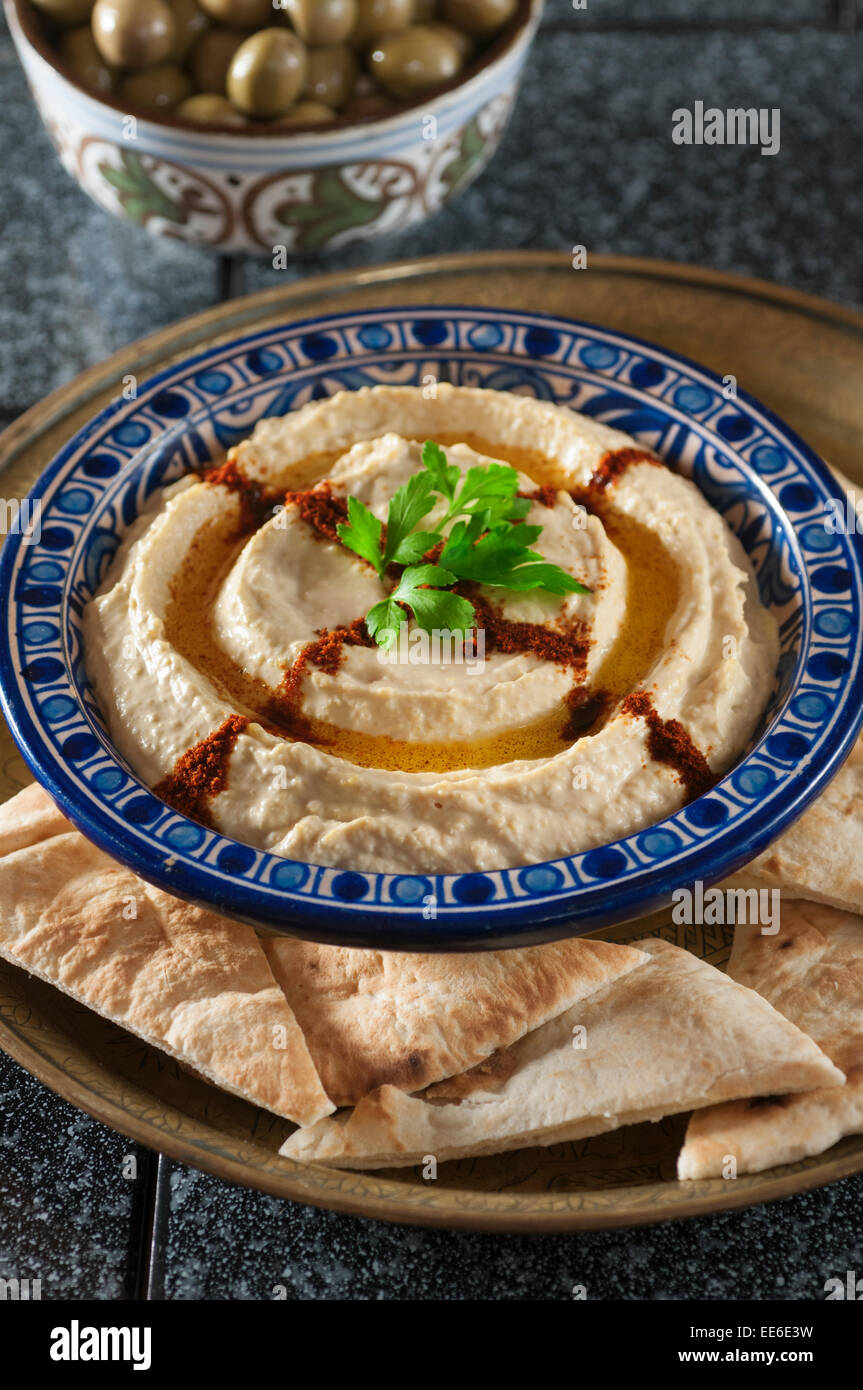 Hummus and pita bread hi-res stock photography and images - Alamy