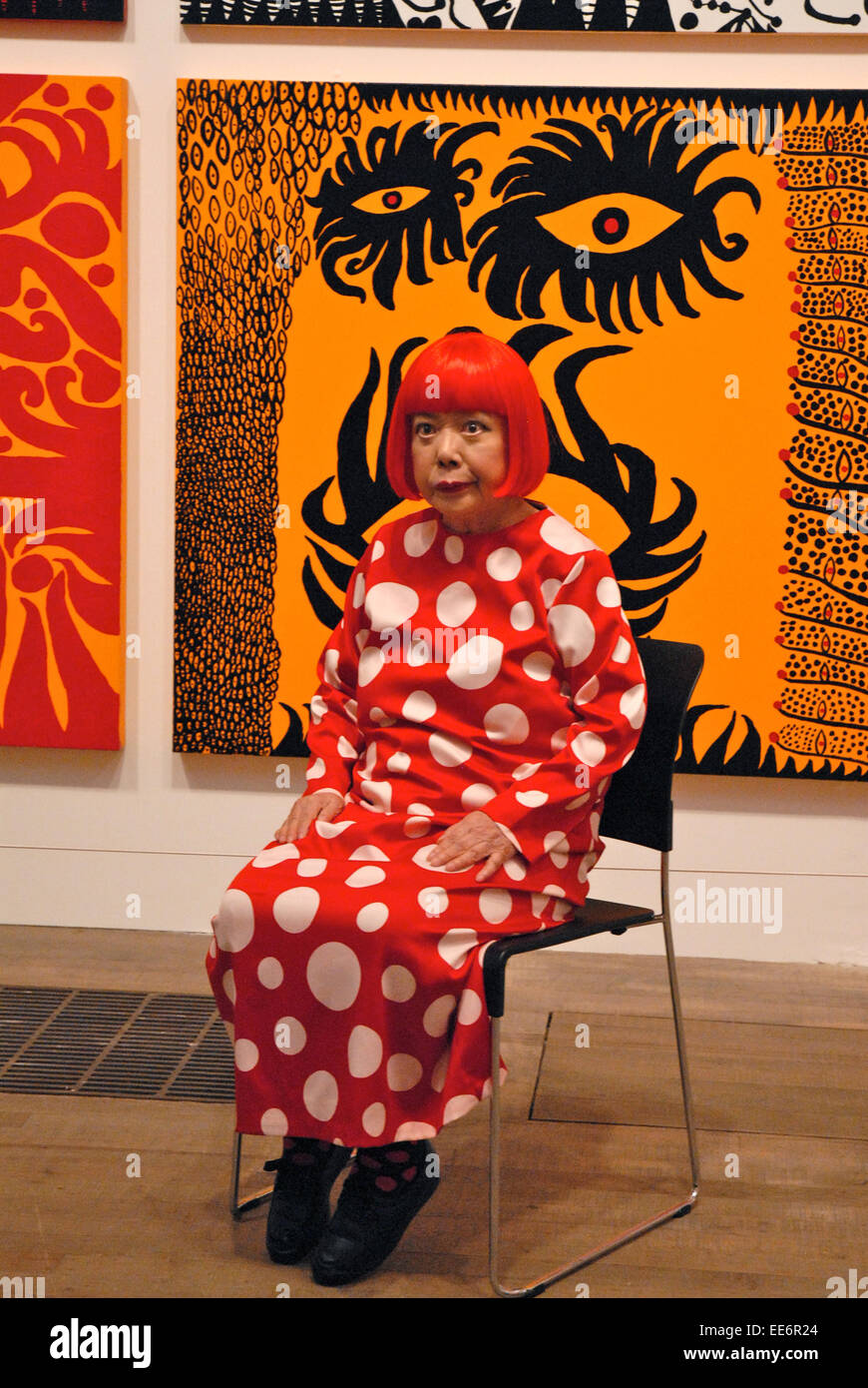 yayoi kusama sitting in fron tof her art tate modern Stock Photo