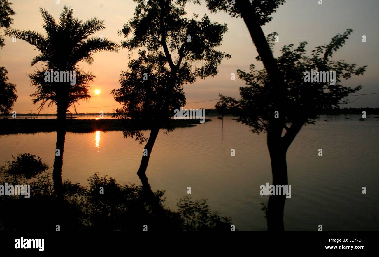 Bangladesh 2015. Sunset over Surma River in Sunamganj Stock Photo - Alamy