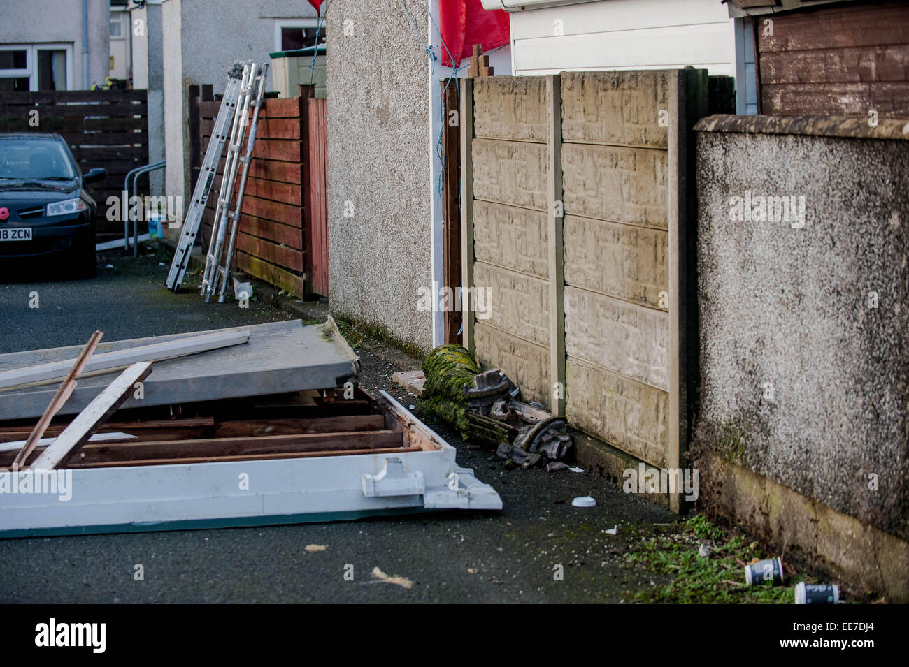 Roof blown off hires stock photography and images Alamy