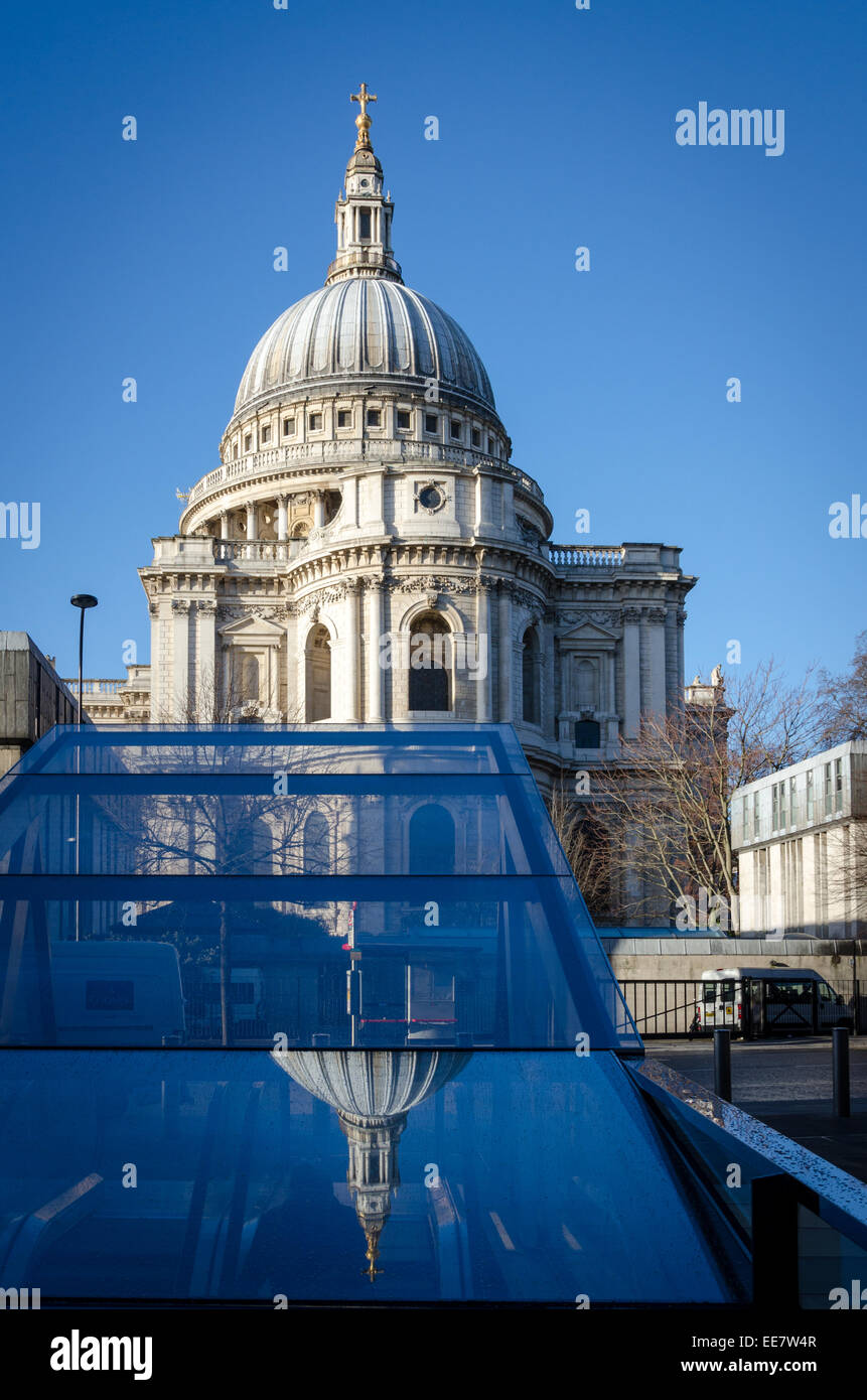 St Paul's Cathedral reflected in the glass of One New Change shopping centre. London, UK Stock Photo