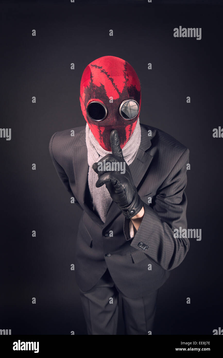 Человек в красной маске. Чел в маске. Человек в костюме и маске. В пиджаке и маске.