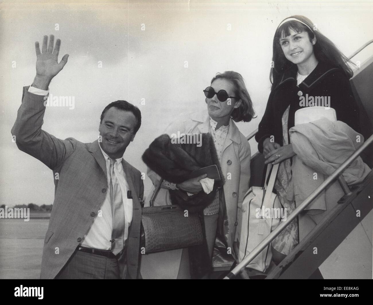 JACK LEMMON with wife Felicia Farr and daughter Denise at London airport for Moscow, the Russian Film Festival 1965.Supplied by Photos, inc. © Supplied By Globe Photos, Inc/Globe Photos/ZUMA Wire/Alamy Live News Stock Photo