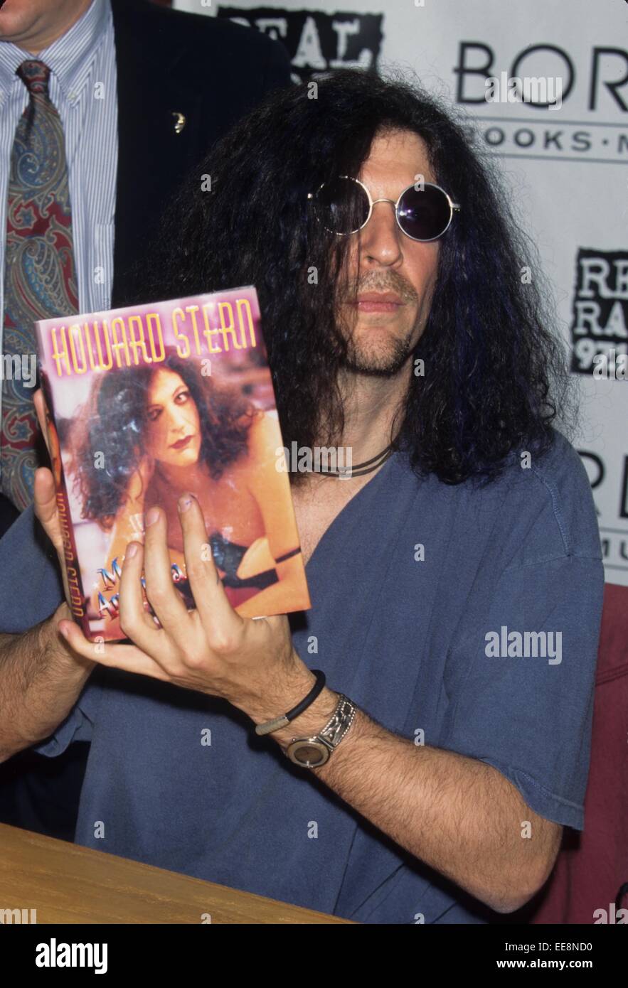 howard-stern-at-book-signing-in-los-angeles-1995k3322fb-fitzroy-barrettglobe-EE8ND0.jpg