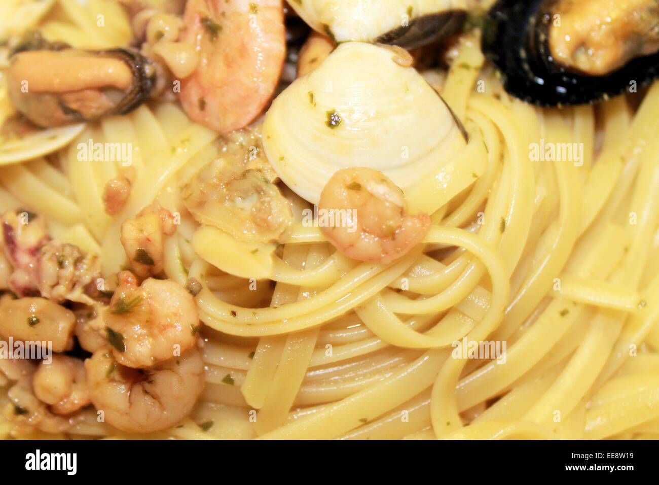 pasta spaghetti with shrimp, mussels and clams Stock Photo Alamy