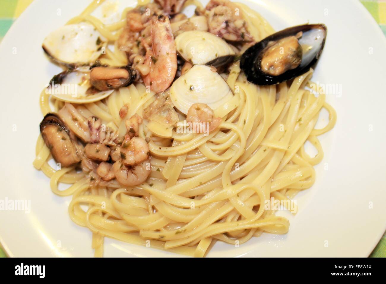 pasta spaghetti with shrimp, mussels and clams Stock Photo Alamy