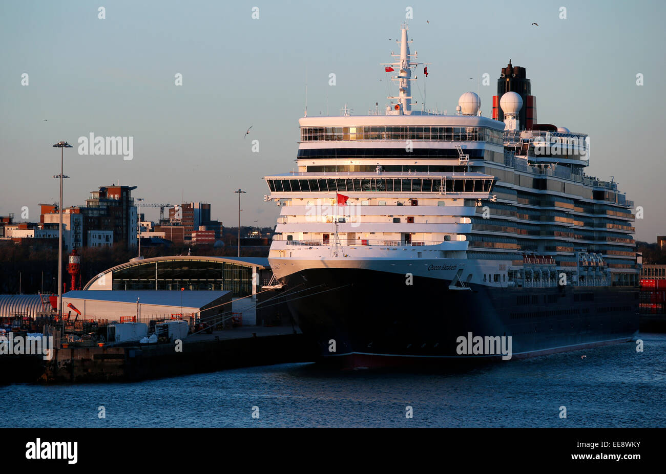 MS Queen Elizabeth, a vista-class cruise ship operated by the Cunard Line is seen in Southampton Docks January 2015 Stock Photo