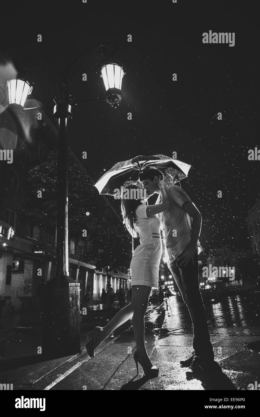 Love in the rain / Silhouette of kissing couple under umbrella Stock ...