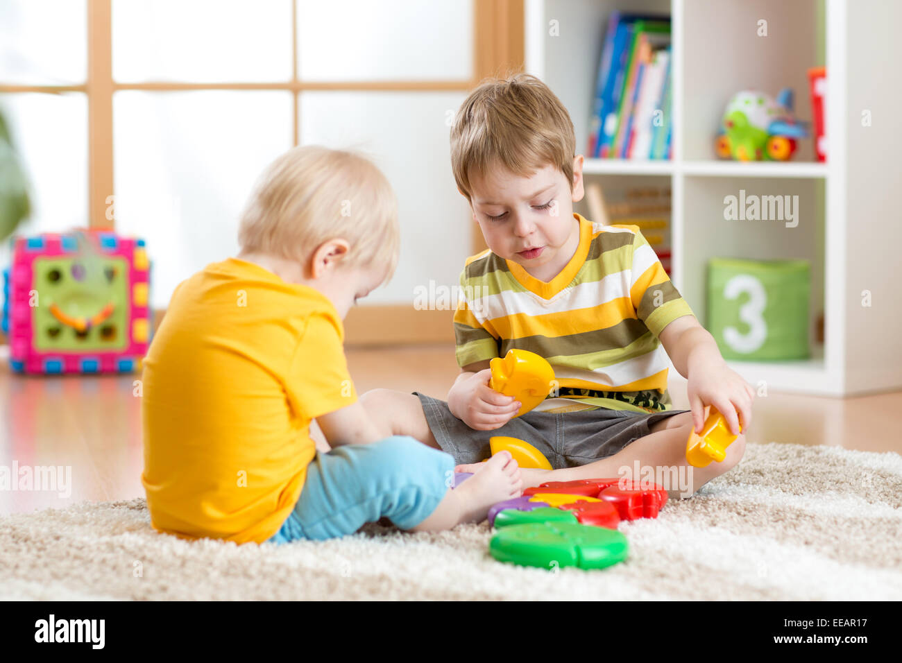 Play at home игрушки. Играющие дети. Дети играют. Играющий ребенок. The children are playing with toys.