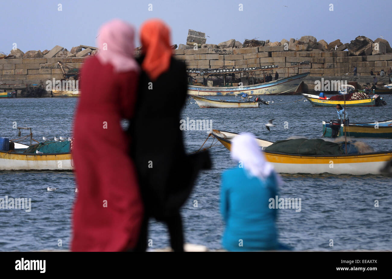 Gaza City, Gaza Strip, Palestinian Territory. 15th Jan, 2015. Palestinian girls stand at the seaport near the coast of Gaza city, January 15, 2015. After seven years of Israeli blockade, 1.7 million Palestinians continue to be trapped in the Gaza Strip, largely cut off from the outside world, despite the ceasefire, the humanitarian needs remain enormous. Gaza has witnessed its worst destruction in decades with vital infrastructure such as water systems, sanitation and health services badly damaged by the recent violence Credit:  Yasser Qudih/APA Images/ZUMA Wire/Alamy Live News Stock Photo