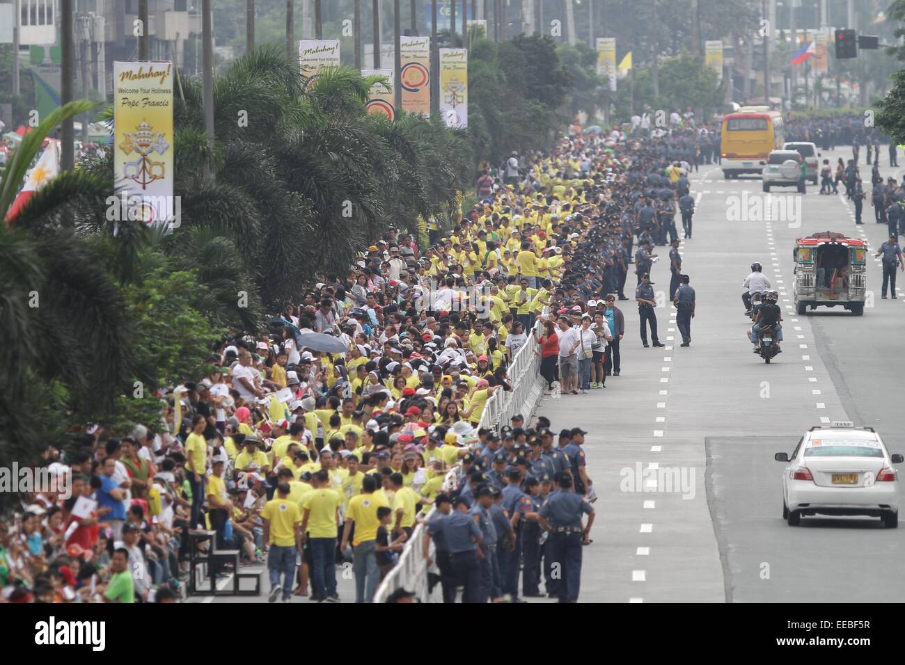 Manila, Phillipines. 15th January, 2015. People wait for the arrival of Pope Francis in Baclaran on Thursday, January 15, 2015. The Pope is visiting the Philippines from January 15 to 19. Credit:  Mark Fredesjed Cristino/Alamy Live News Stock Photo