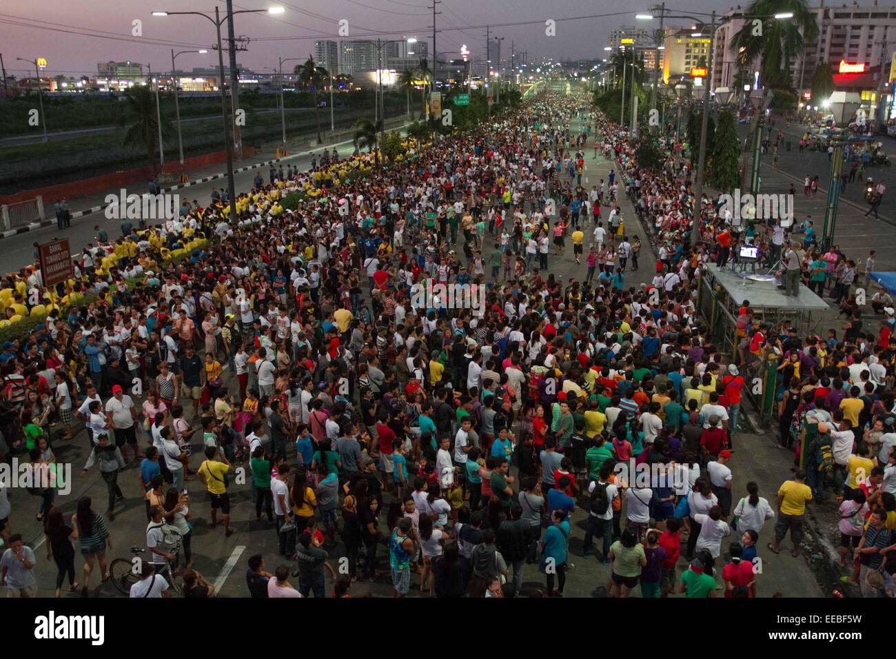 Manila, Phillipines. 15th January, 2015. People wait for the arrival of Pope Francis in Baclaran on Thursday, January 15, 2015. The Pope is visiting the Philippines from January 15 to 19. Credit:  Mark Fredesjed Cristino/Alamy Live News Stock Photo