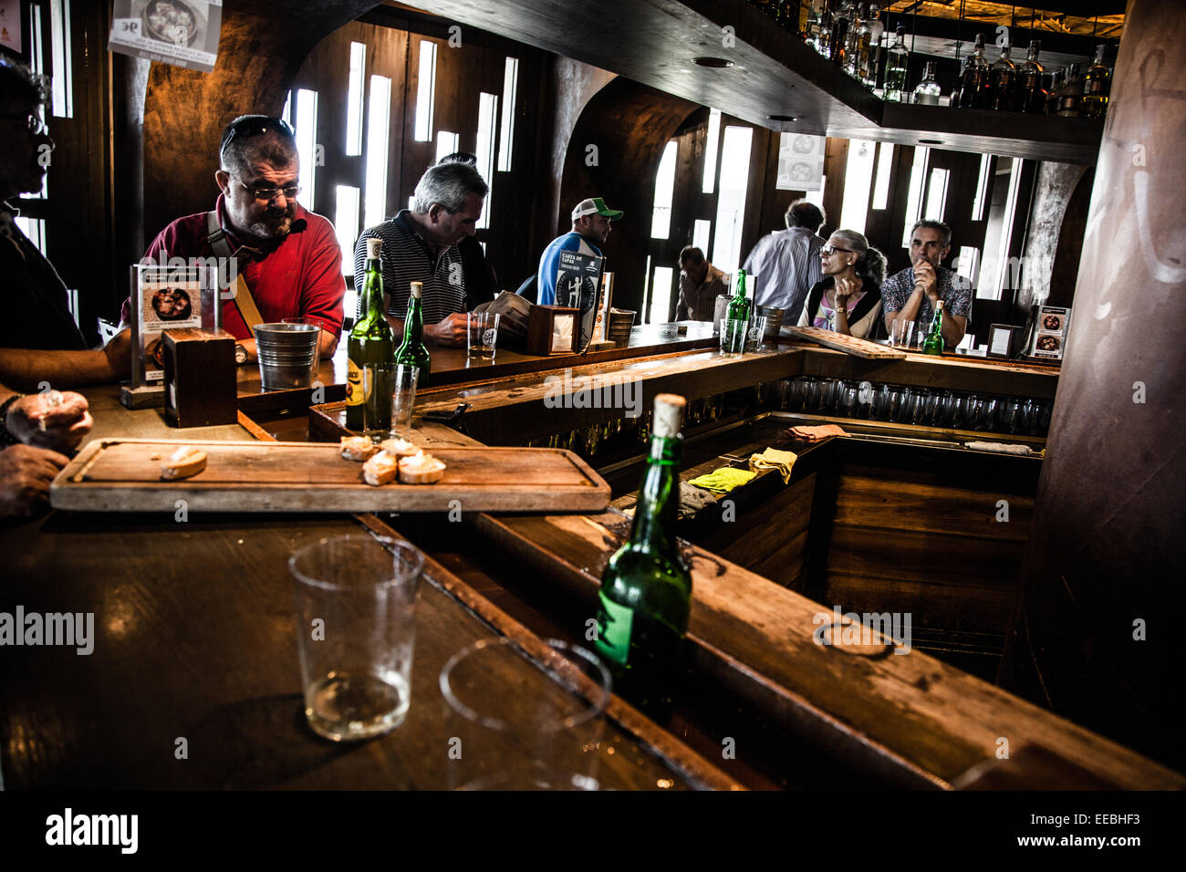Pouring cider, Restaurant Sidrería Tierra Astur, Gijón, Asturias, Spain