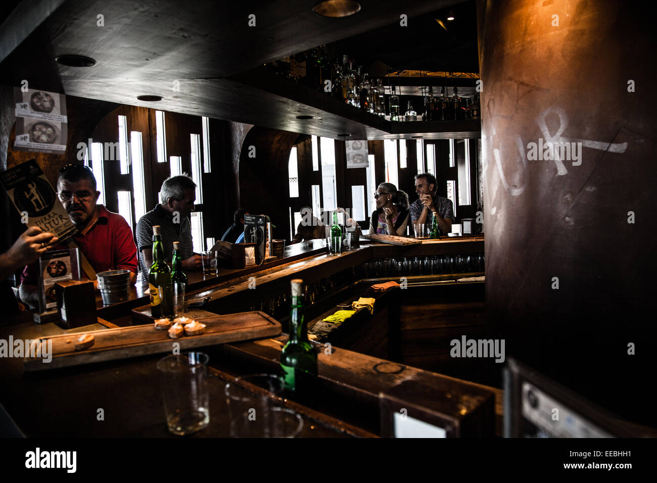 Pouring cider, Restaurant Sidrería Tierra Astur, Gijón, Asturias, Spain