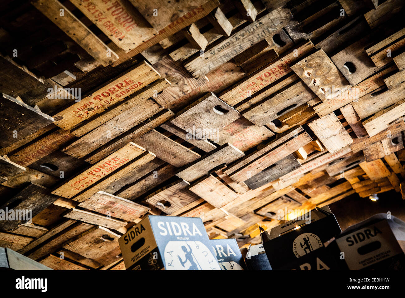 Pouring cider, Restaurant Sidrería Tierra Astur, Gijón, Asturias, Spain