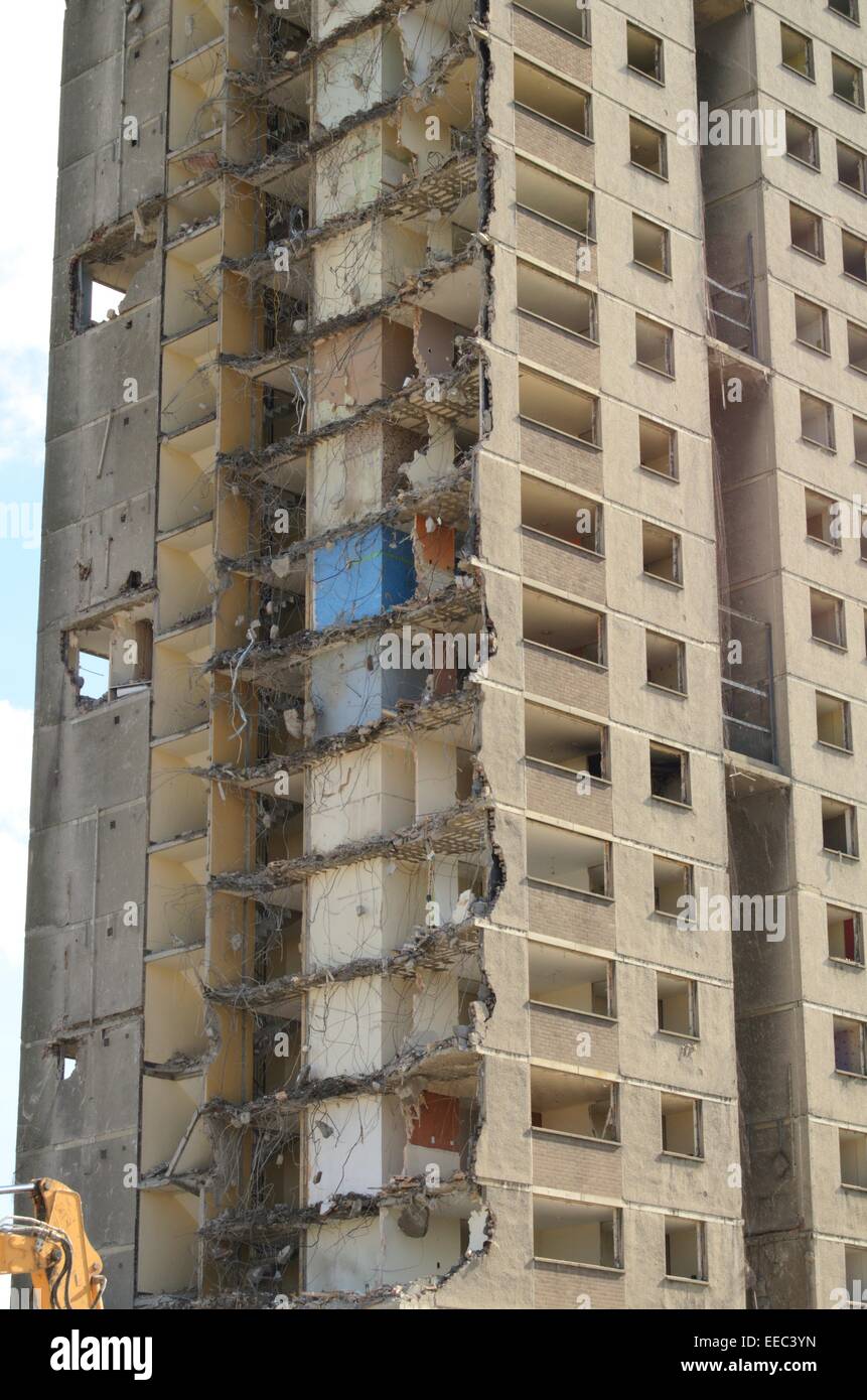 Glasgow, Scotland 26th March 2014. Demolition of tower block flats at ...