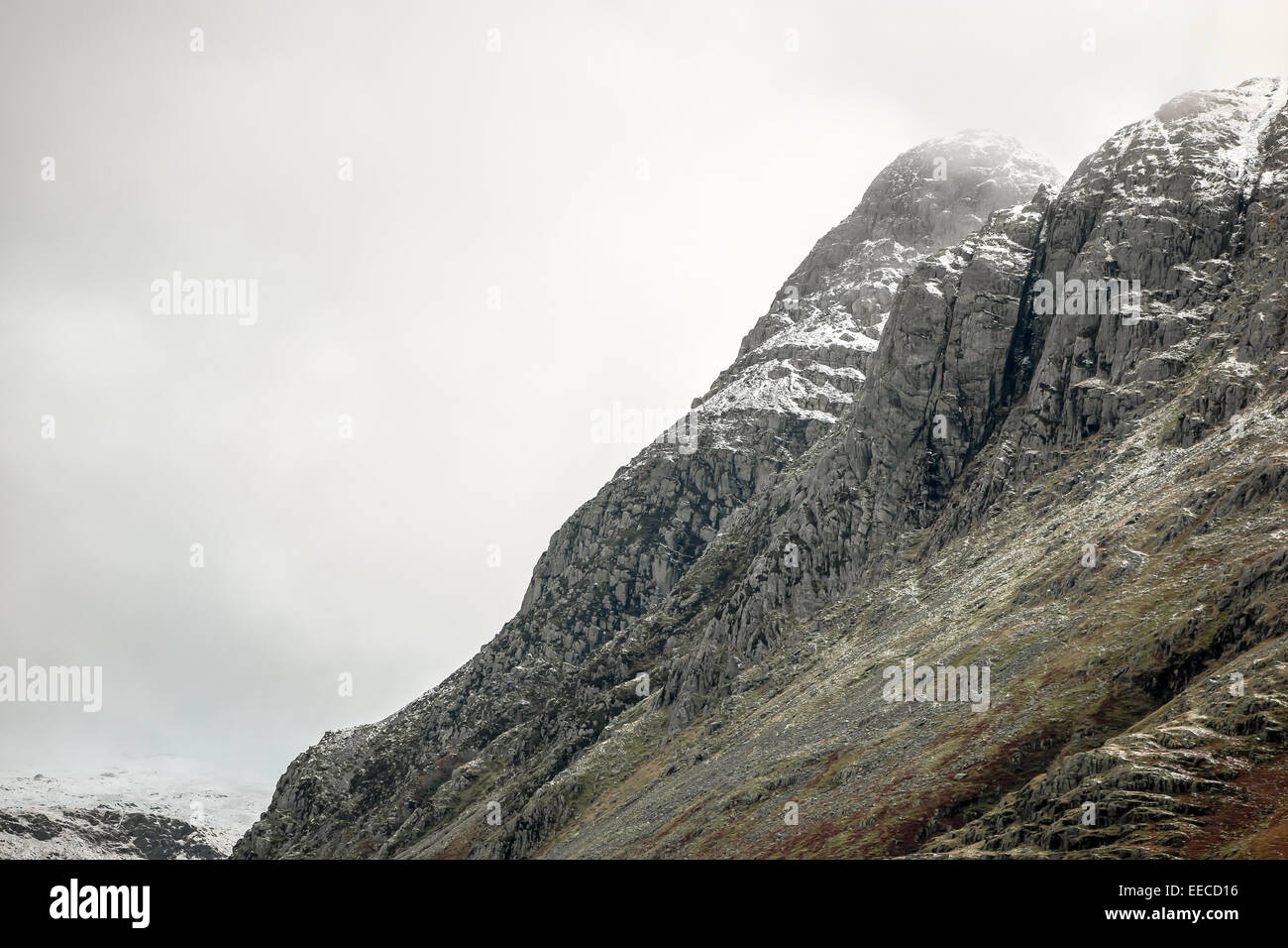 Snow dappled Langdale Pikes in the English Lake District, Cumbria Stock ...