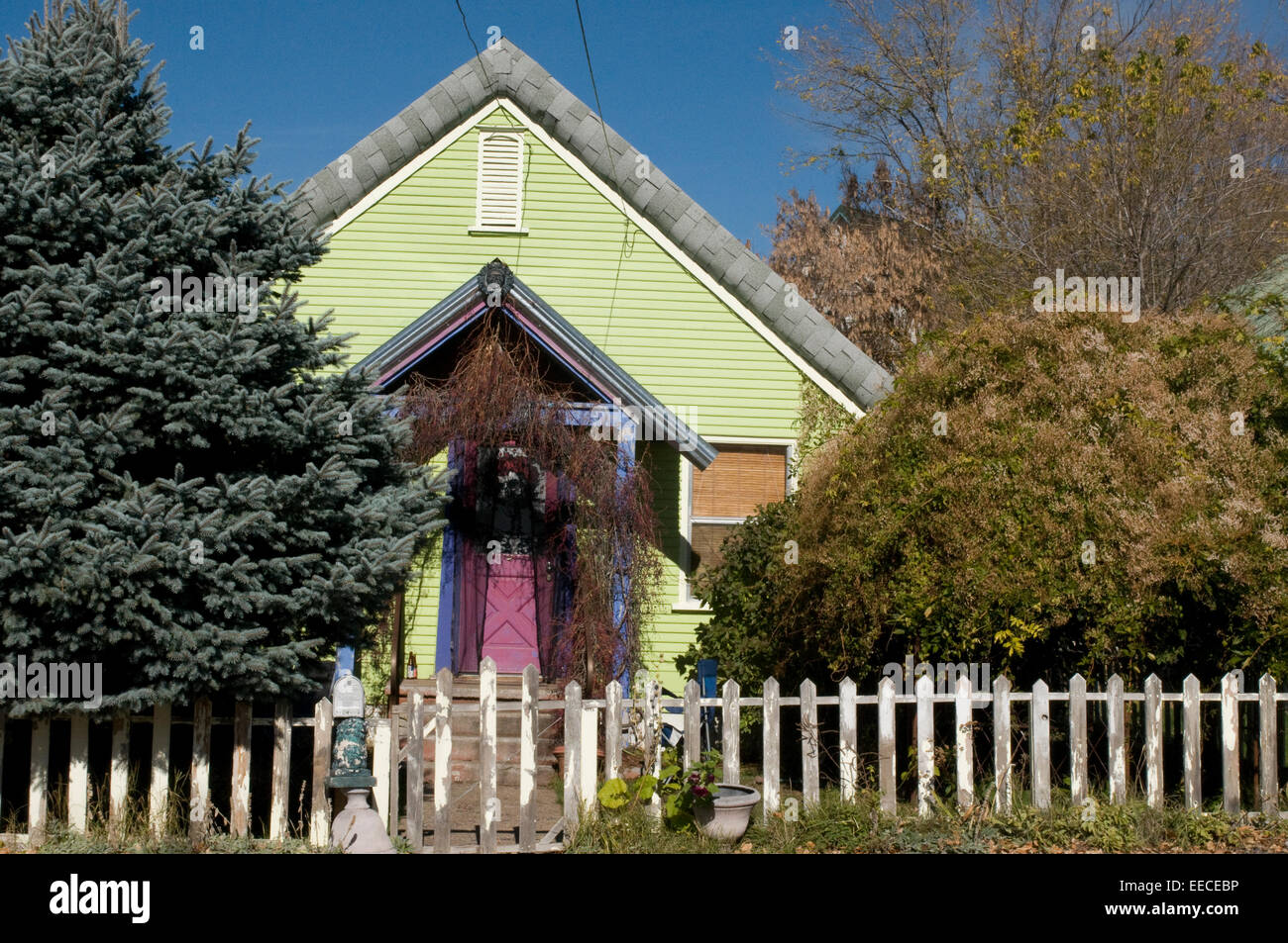 Colonial Cabin Style Colourful Wood Cabin House White Picket Fence