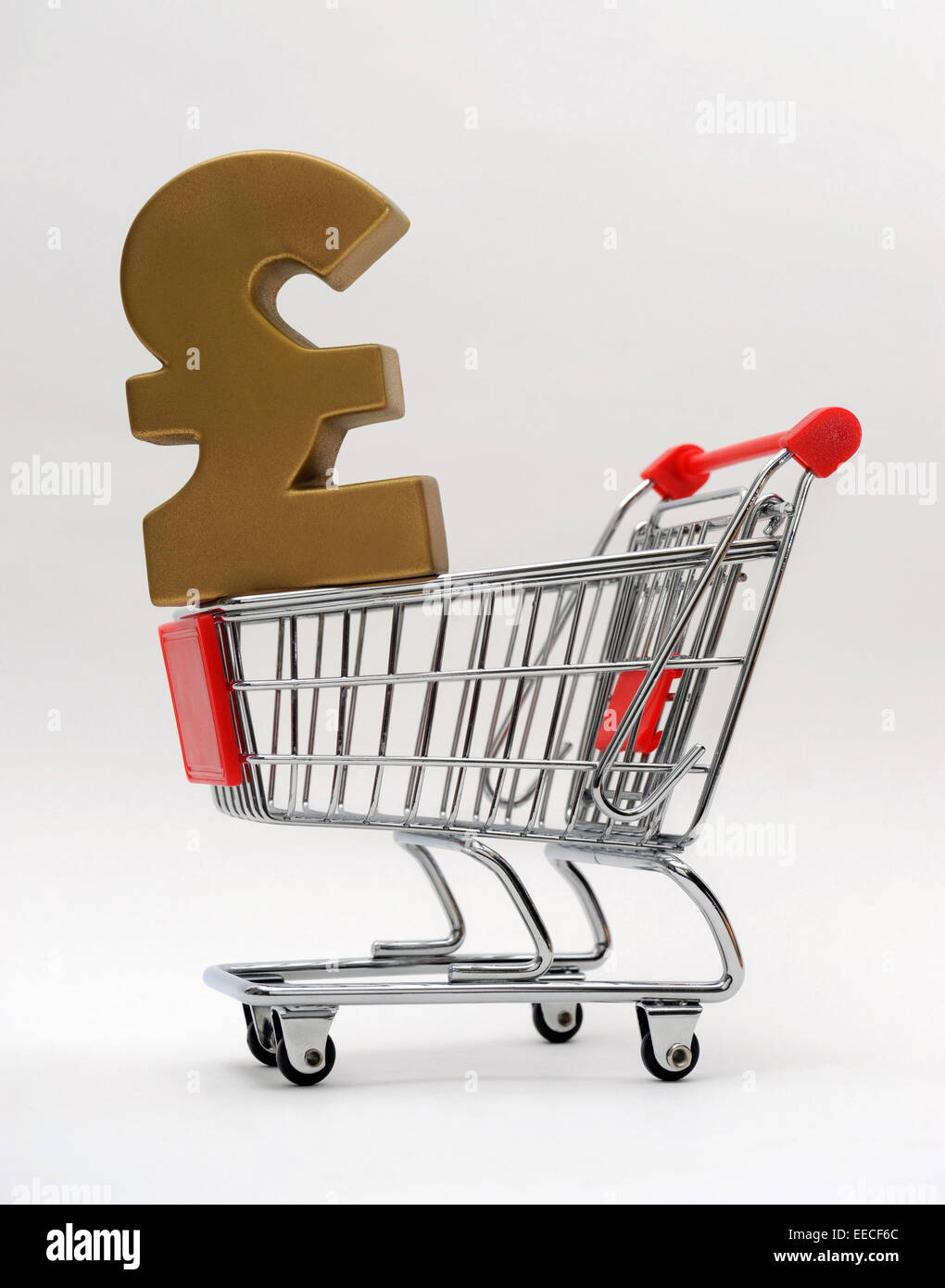 SUPERMARKET TROLLEY WITH BRITISH POUND SIGN RE PENSIONS ANNUITY FOOD PRICES COST OF LIVING HOUSEHOLD BUDGETS INCOMES SHOPPING Stock Photo