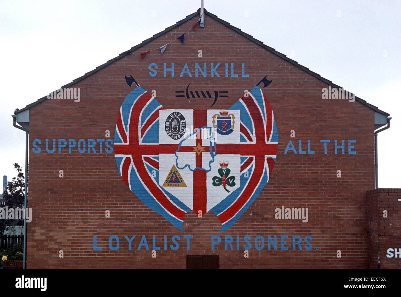 BELFAST, NORTHERN IRELAND - JUNE 1977. Loyalist Shankhill area of Belfast mural for support of Loyalist prisoners during The Troubles, Northern Ireland. Stock Photo