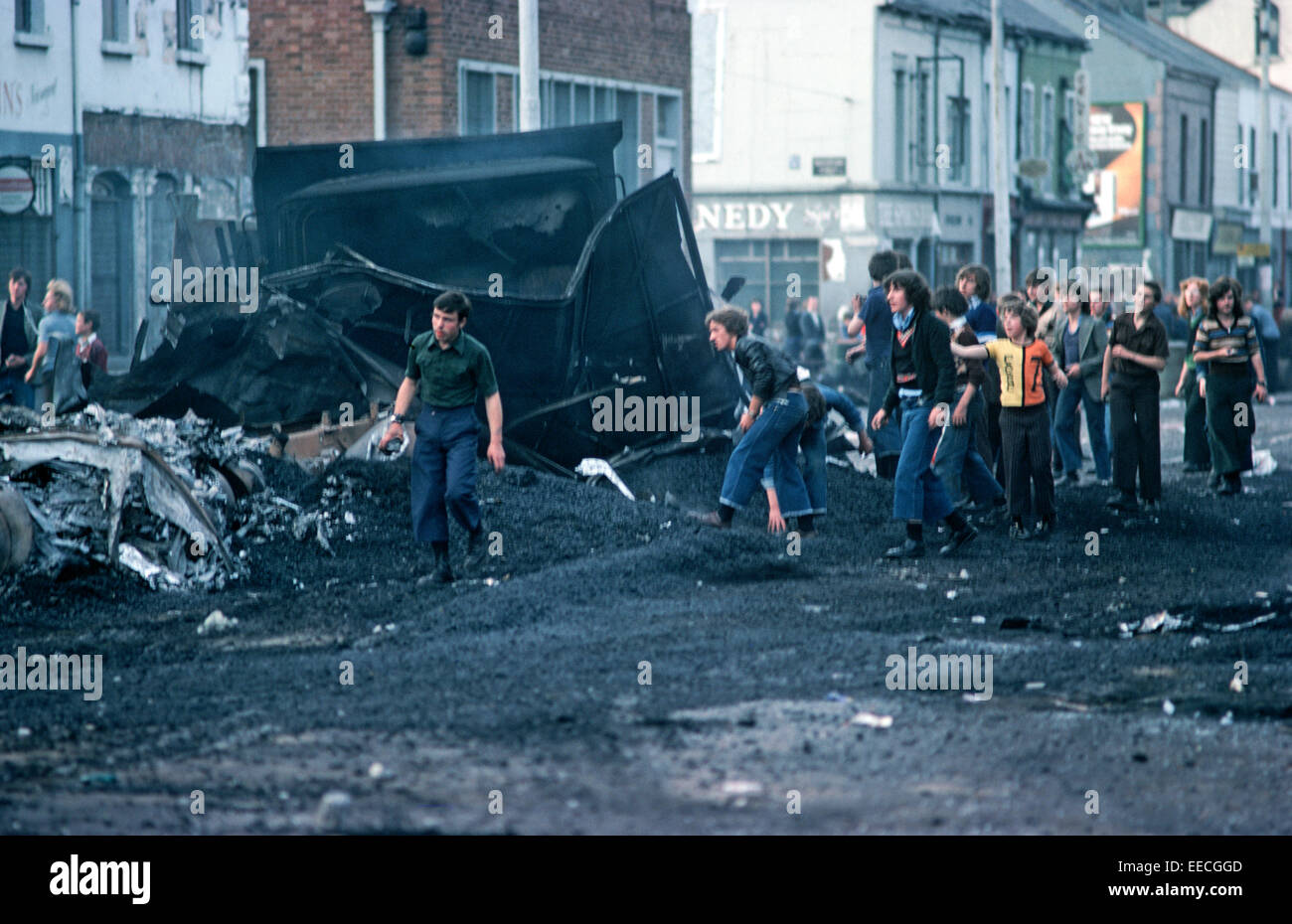 BELFAST, NORTHERN IRELAND - AUGUST 1976, Nationalist Youths throwing stones at the British Army during Riots in the Falls Road, West Belfast during The Troubles, Northern Ireland. Stock Photo