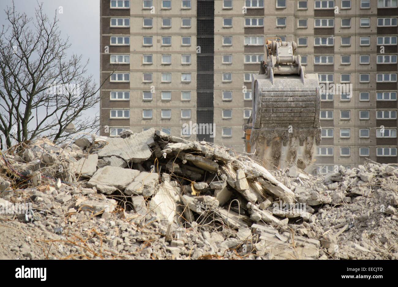 Glasgow, Scotland 8th April 2014. Demolition of tower block flats at ...