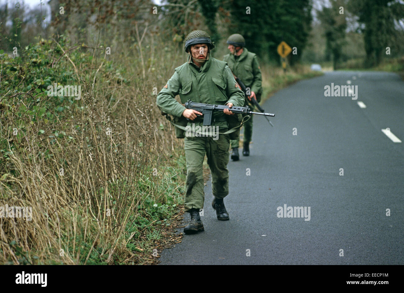 republic-of-ireland-county-donegal-november-1985-irish-army-on-the-EECP1M.jpg
