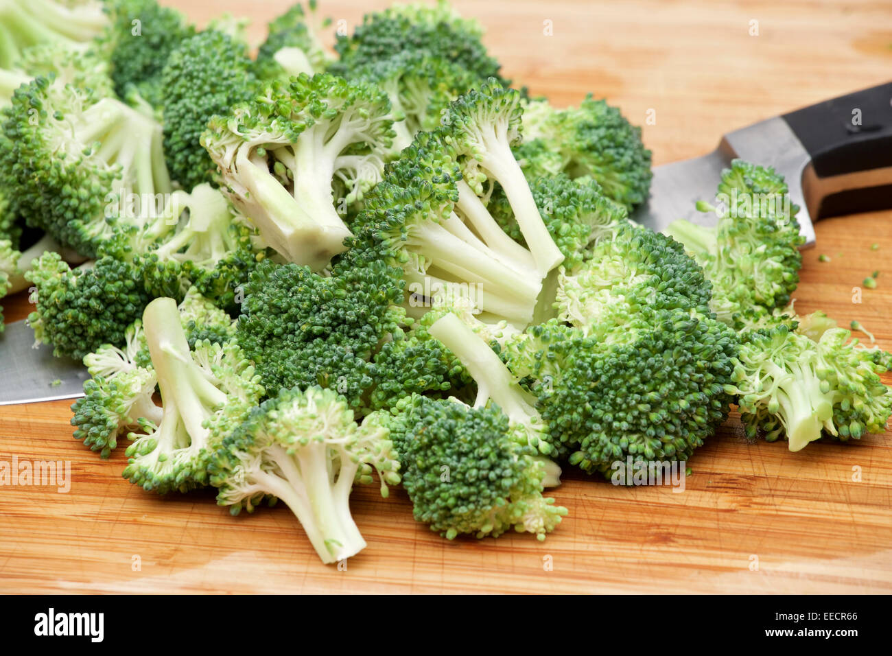 https://c8.alamy.com/comp/EECR66/chopped-up-broccoli-with-chef-knife-laying-on-a-wood-cutting-board-EECR66.jpg