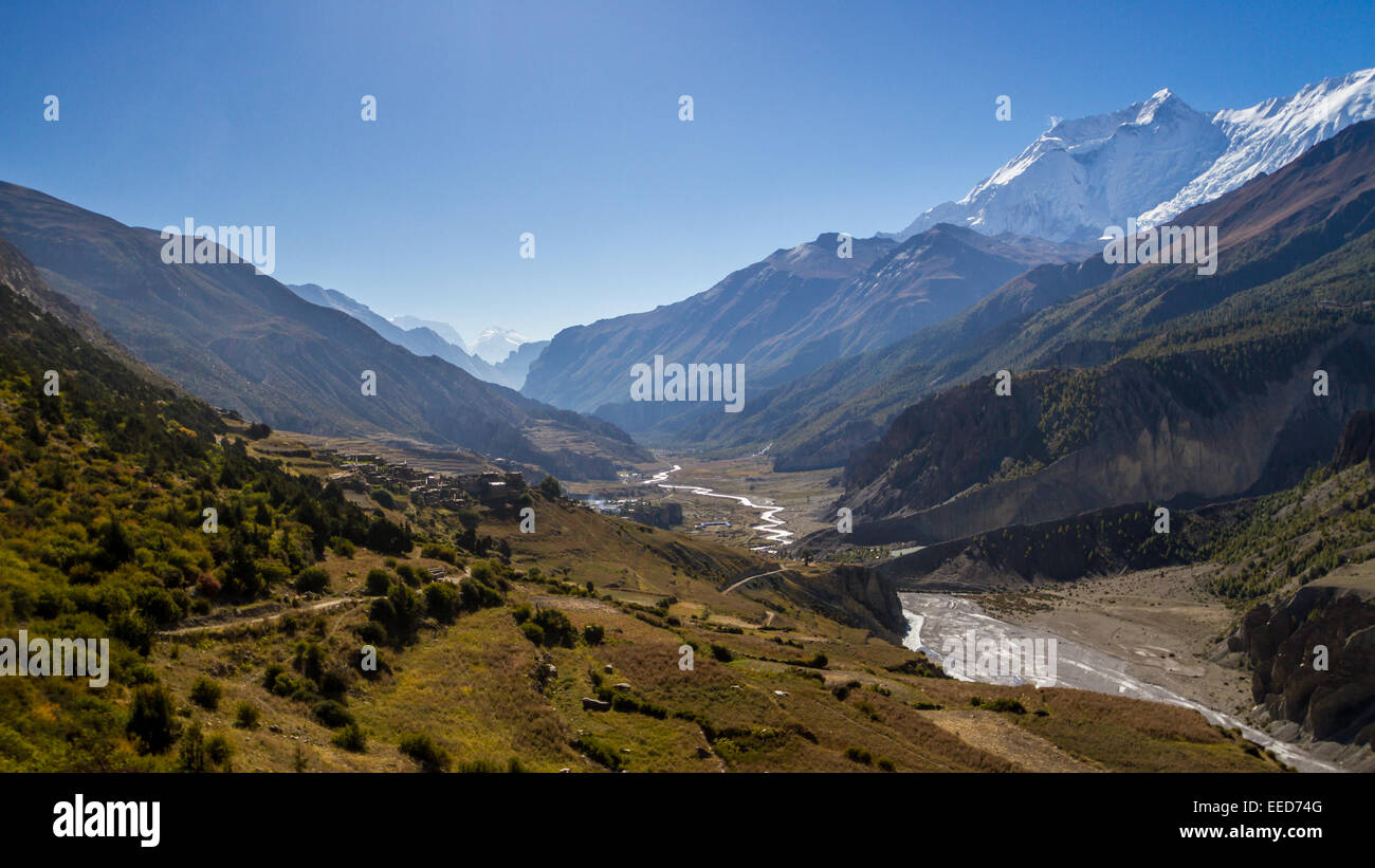The Manang Valley cuts through the Himalayas along the Annapurna trekking circuit. Stock Photo