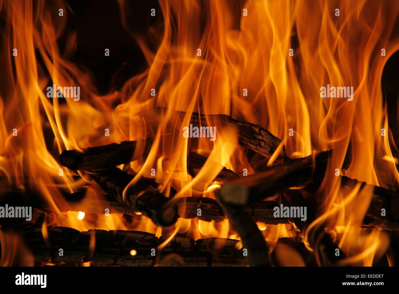 Elemente, Feuer, Flamme, Flammen, Glut, Hitze, Holz, Lagerfeuer, brennen, gluehen, Kamin, offen, Feuerstelle, Brennholz, verbren Stock Photo