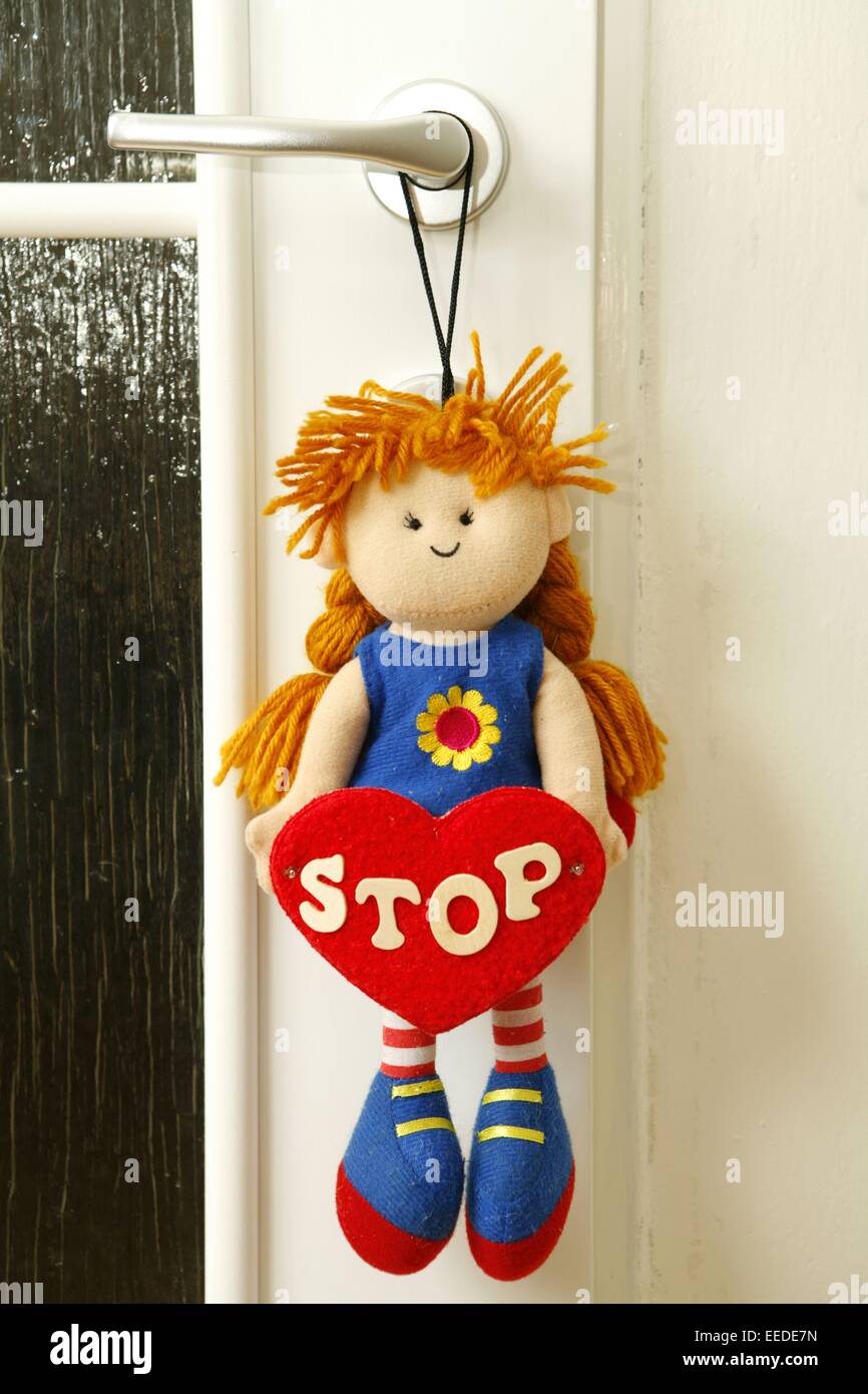 Puppe, Stoffpuppe, Symbol, Stop, Halt, nicht eintretten, Ruhe, nicht stoeren, Spiezeug, Kindheit, Tuerklinke, Tuer, geschlossen, Stock Photo