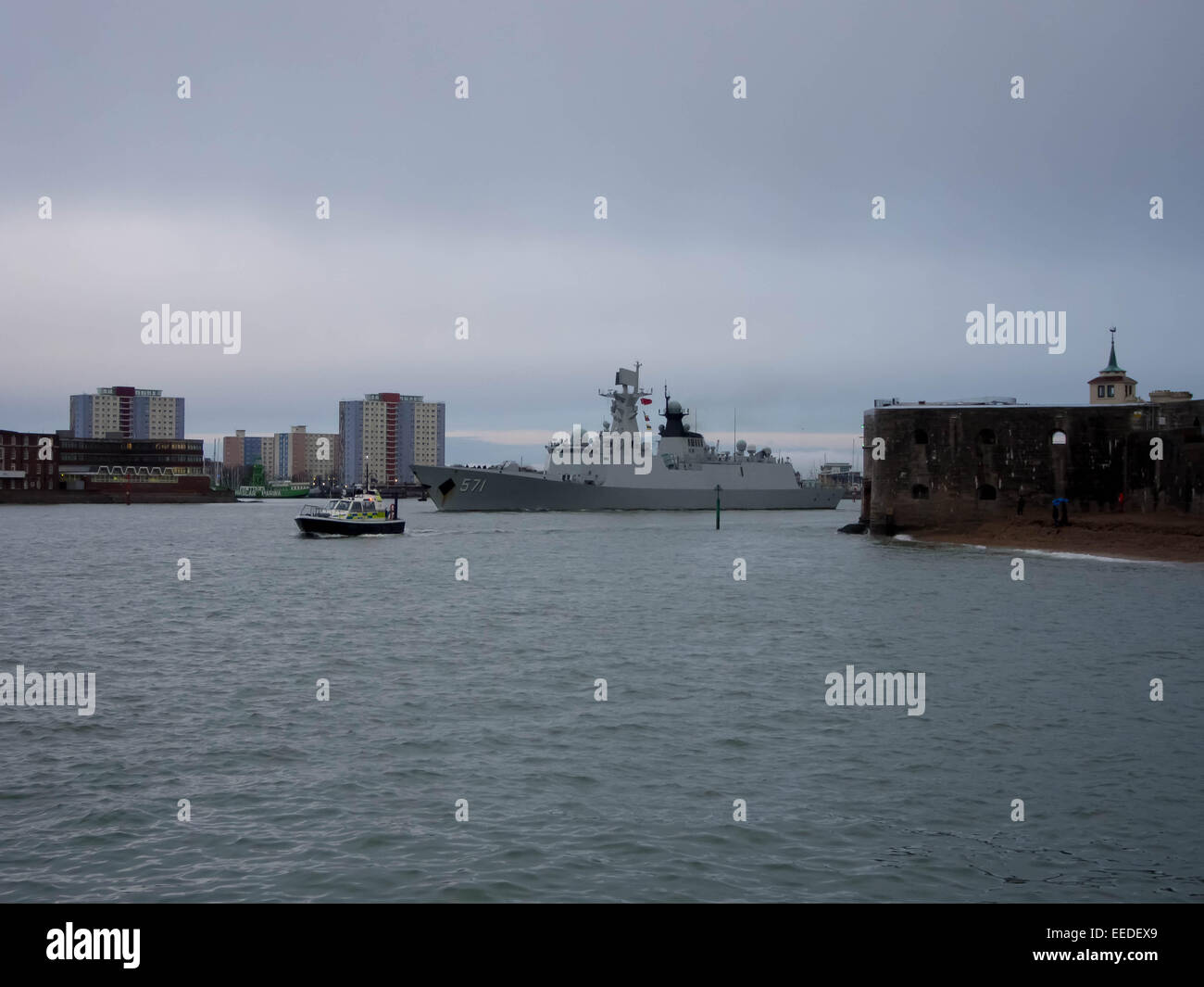 Portsmouth, England, 16th January 2015.The frigate Yun Cheng of the People's Liberation Army Navy leaves Portsmouth Harbour after a 5 day visit aimed at enhancing military understanding between the UK and China. The frigate Yun Chenga was accompanied by the assault ship Chang Bai Shan  and the replenishment ship Chaohu. Credit:  simon evans/Alamy Live News Stock Photo
