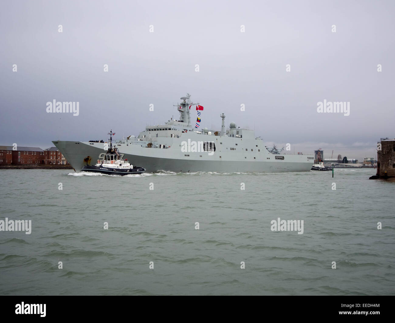 Portsmouth, England, 16th January 2015. assault ship Chang Bai Shan of the People's Liberation Army Navy leaves Portsmouth Harbour after a 5 day visit aimed at enhancing military understanding between the UK and China. The assault ship Chang Bai Shan was accompanied by the frigate Yun Cheng  and the replenishment ship Chaohu. Credit:  simon evans/Alamy Live News Stock Photo