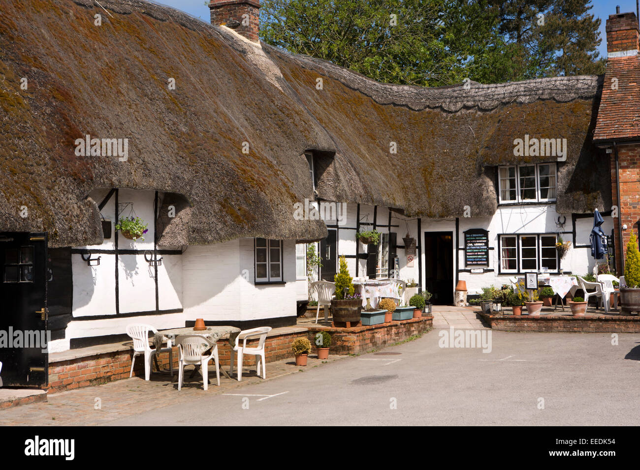UK, England, Wiltshire, Vale of Pewsey, Wooton Rivers, Royal Oak thatched pub courtyard Stock Photo