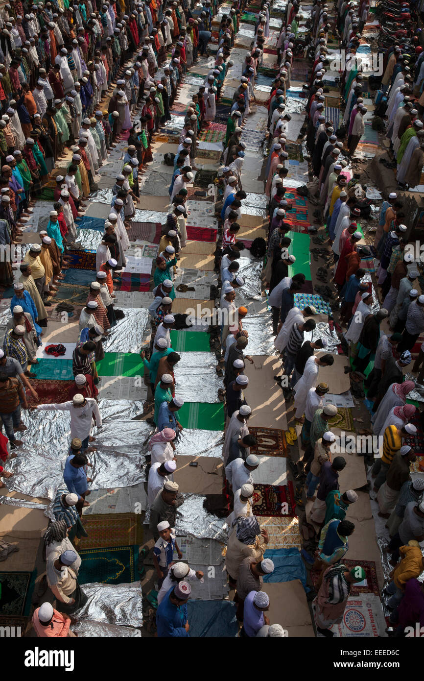 Dhaka, Bangladesh. 16th Jan, 2015. Muslim devotees offer Jumma prayers while attending the World Muslim Congregation, also known as Biswa Ijtema, at Tongi, on the outskirts of the Bangladesh capital Dhaka.Bangladesh's Biswa Ijtema, or World Muslim Congregation, is the world's second largest Islamic gathering after the Hajj with devotees coming from all over the globe to pray and hear imams preach for three days. Credit:  zakir hossain chowdhury zakir/Alamy Live News Stock Photo