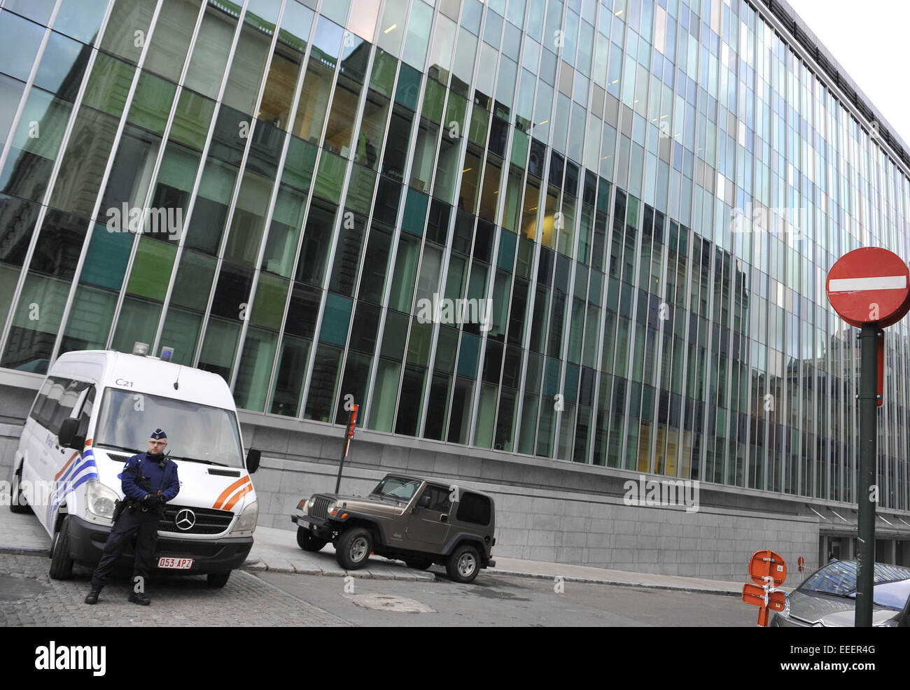 Brussels. 16th Jan, 2015. A policeman guards police headquarters in Brussels, Belgium, Jan. 16, 2015, the day after an anti-terrorism operation took place in Verviers and Brussels. Belgium is on high alert with police stations barricaded and Jewish schools closed on Friday. © Ye Pingfan/Xinhua/Alamy Live News Stock Photo