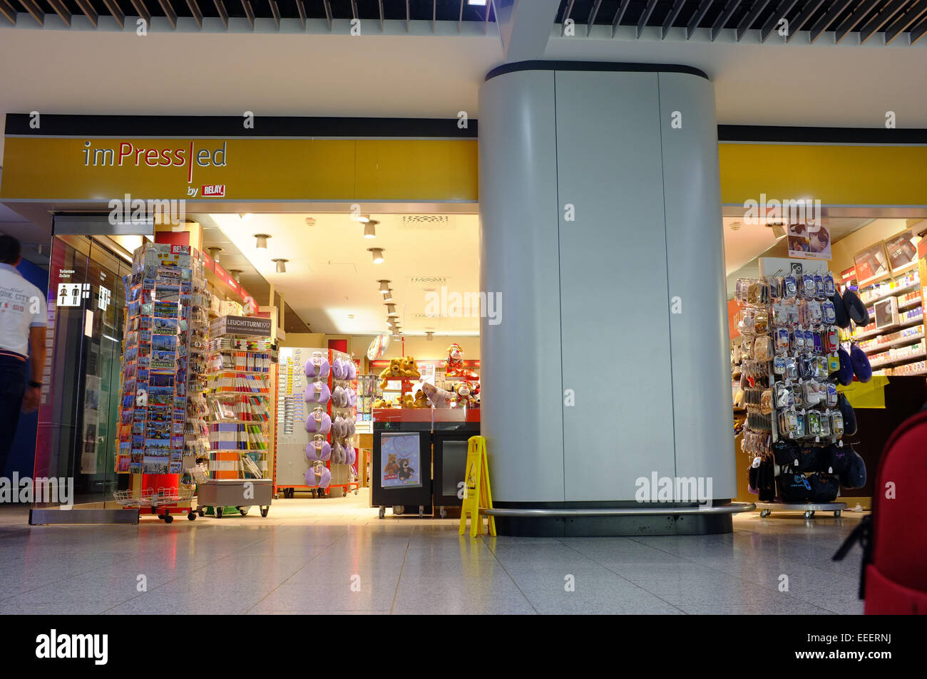 Airport shop hi-res stock photography and images - Alamy