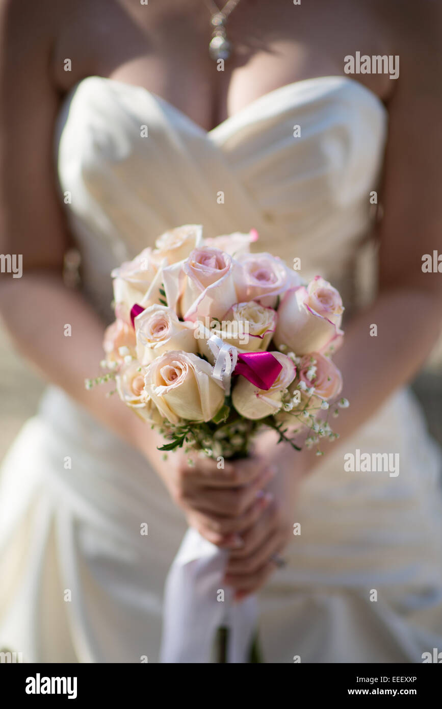 Wedding white roses bride hi-res stock photography and images - Alamy