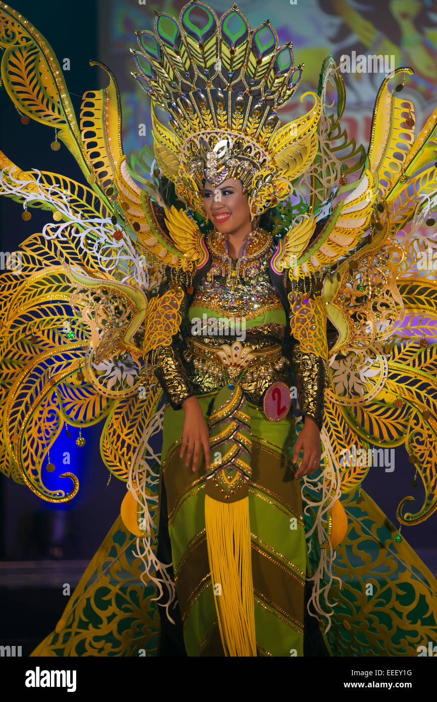 Traditional philippine costumes hi-res stock photography and images - Alamy