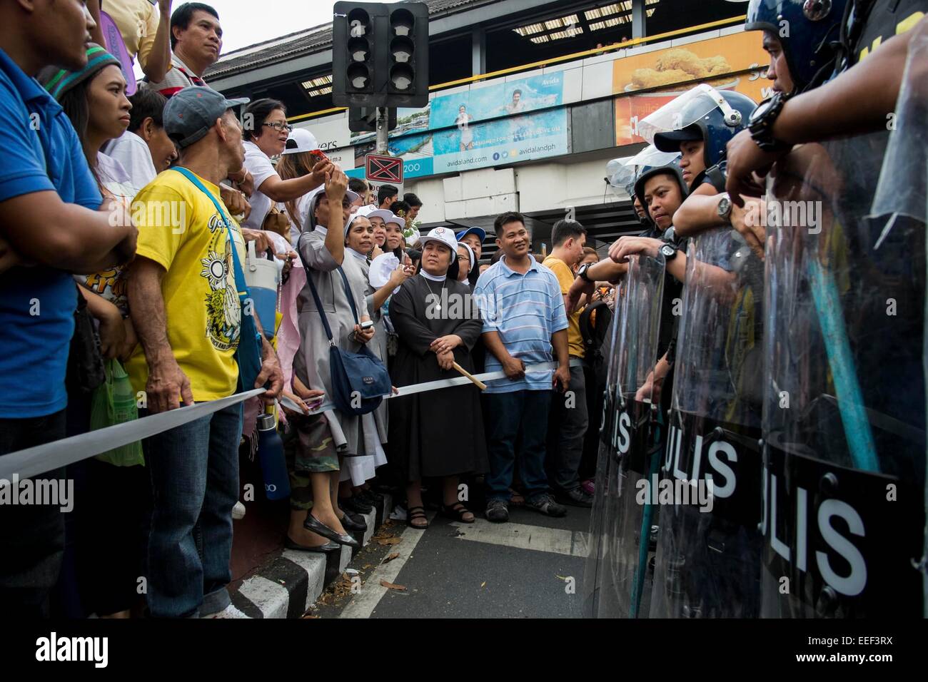 Philippine National Police (PNP) personnel secure the barricades to ...