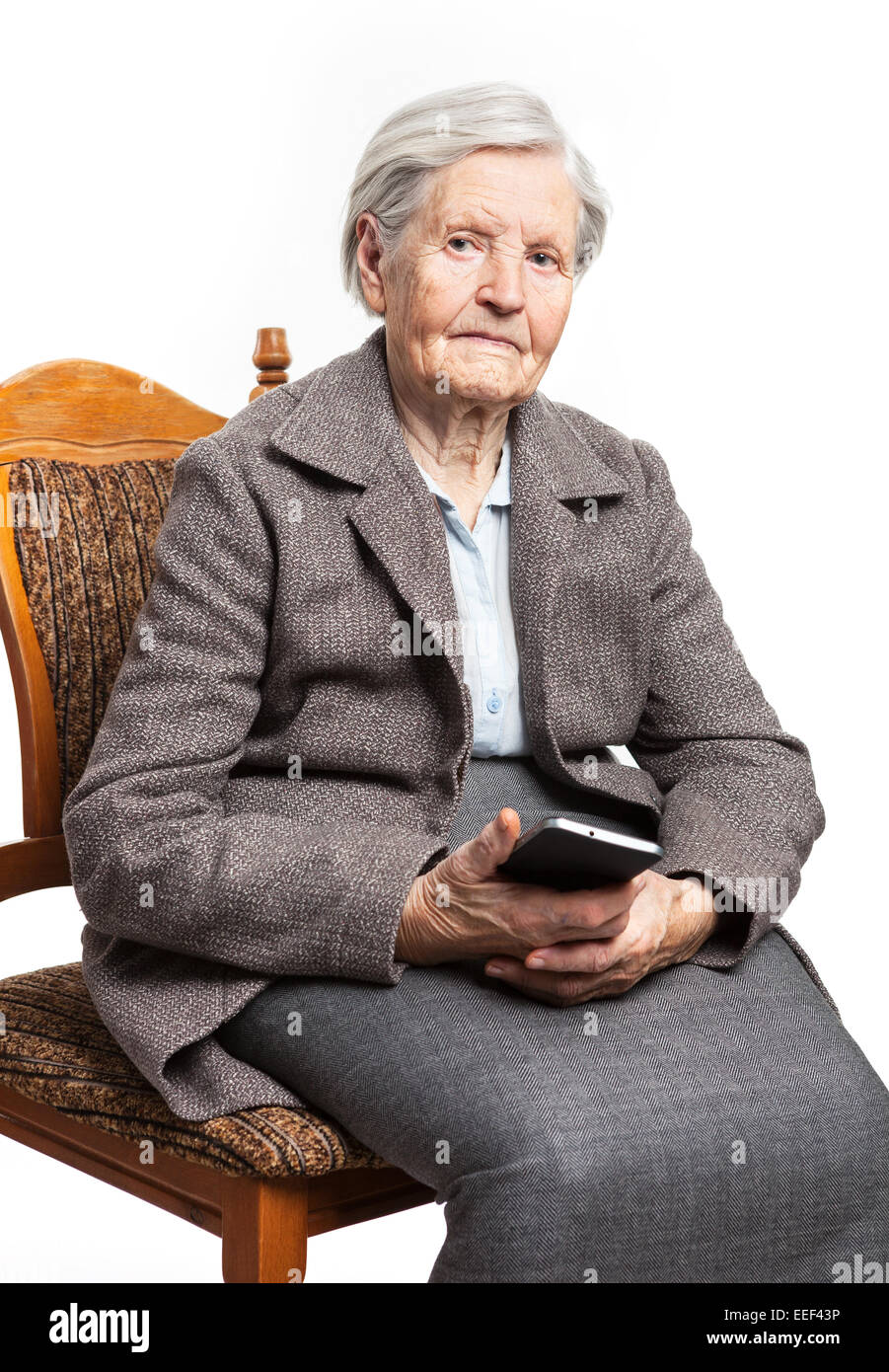 В скромно обставленном кабинете сидел пожилой человек. Пожилая женщина сидит. Сидячая пожилая женщина. Старушка сидит на стуле. Пожилая женщина по пояс.