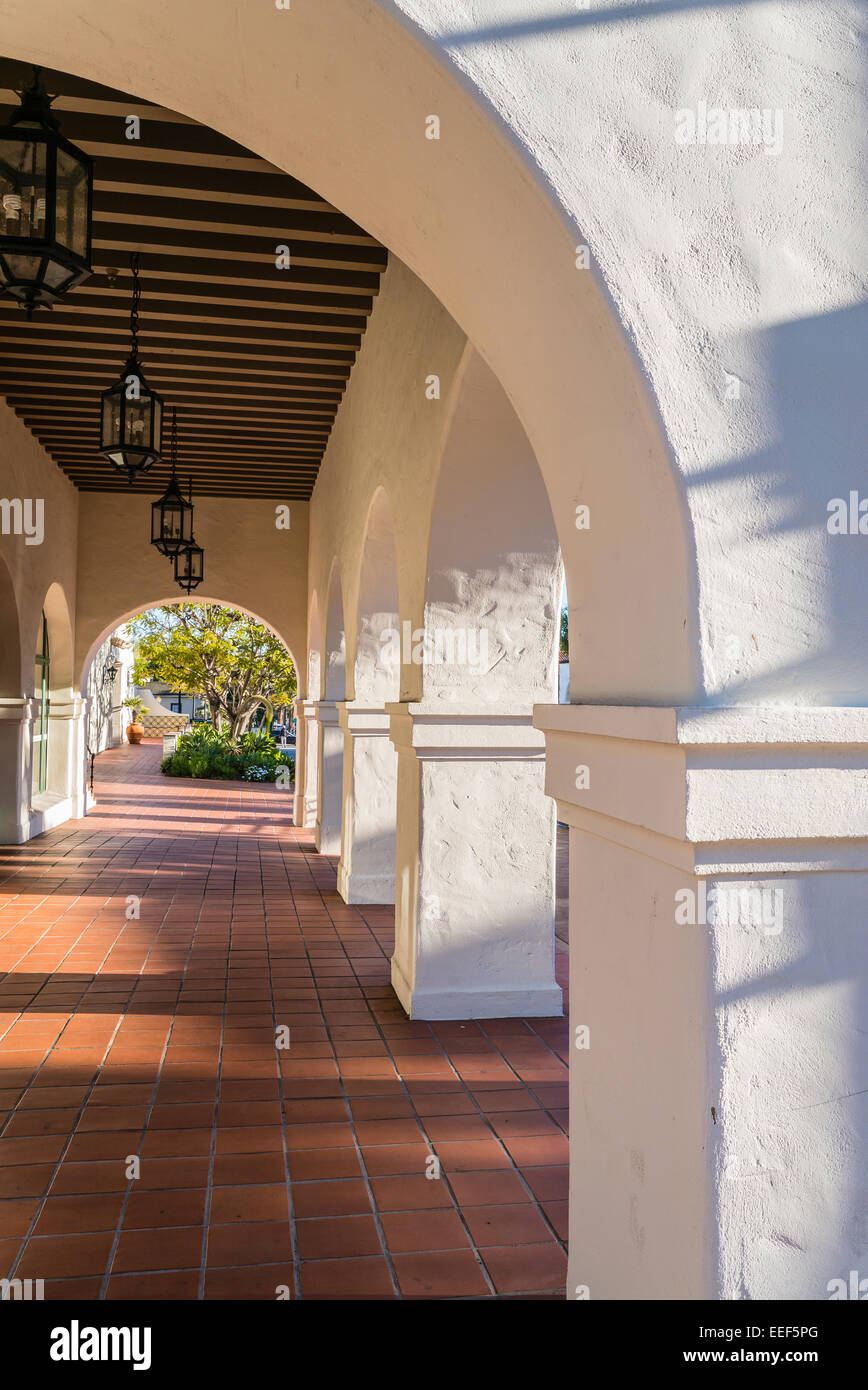 Repeated pattern of white stucco arches of the Wells Fargo building on
